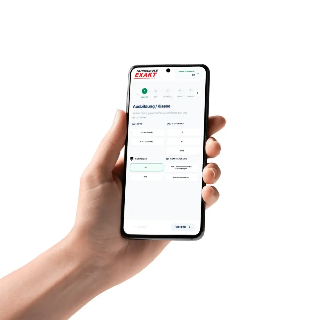 Hand hält ein Smartphone mit der Lern-App